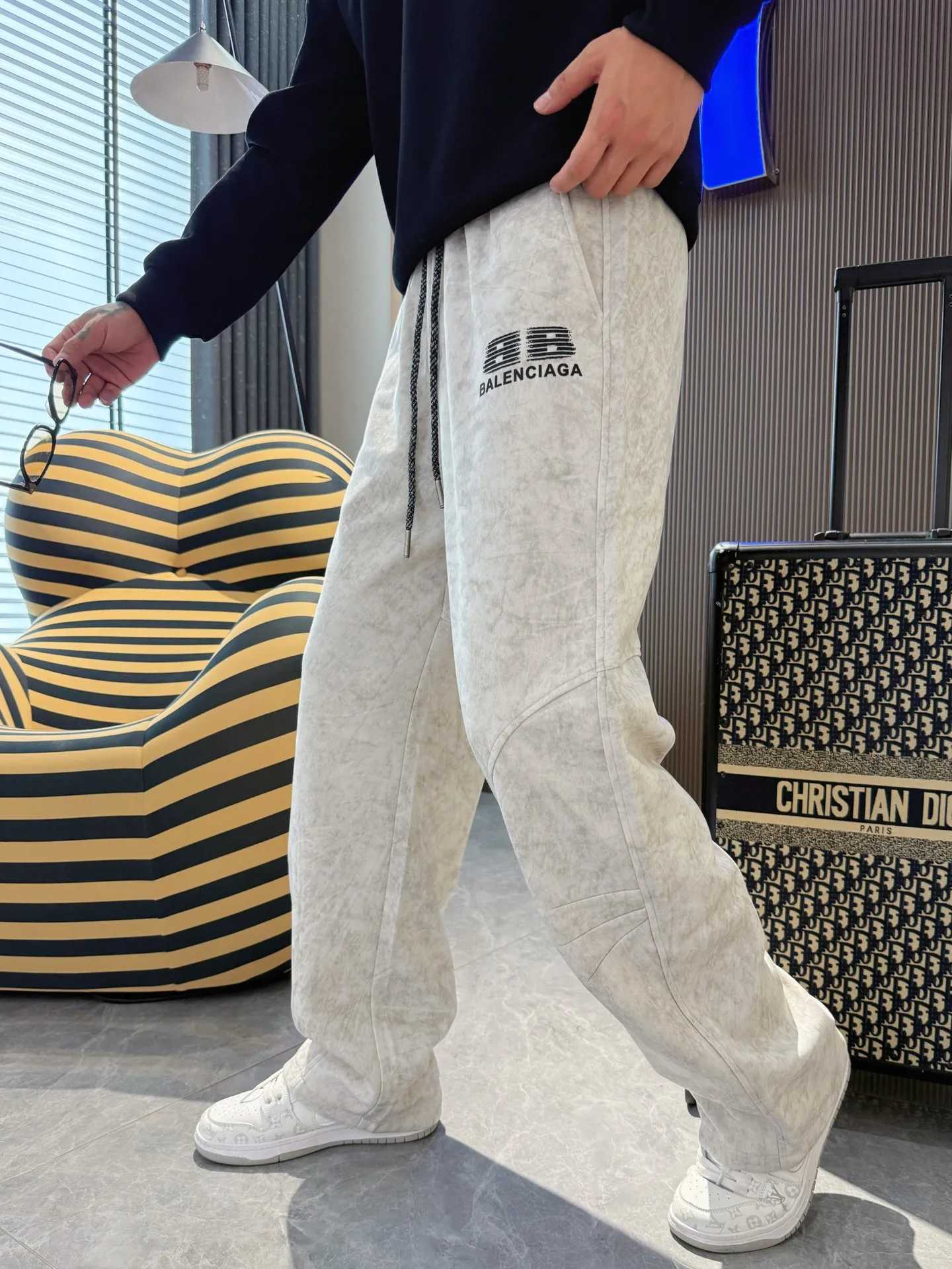 Balenciaga 🆕2026 Autumn and Winter New Arrival Casual Pants! The official website will be released simultaneously. Brand Classic LOGO casual pants, customized fabrics, excellent comfort and strong touch. Highly recognisable, perfect appearance and craftsmanship. Size:M-3XL